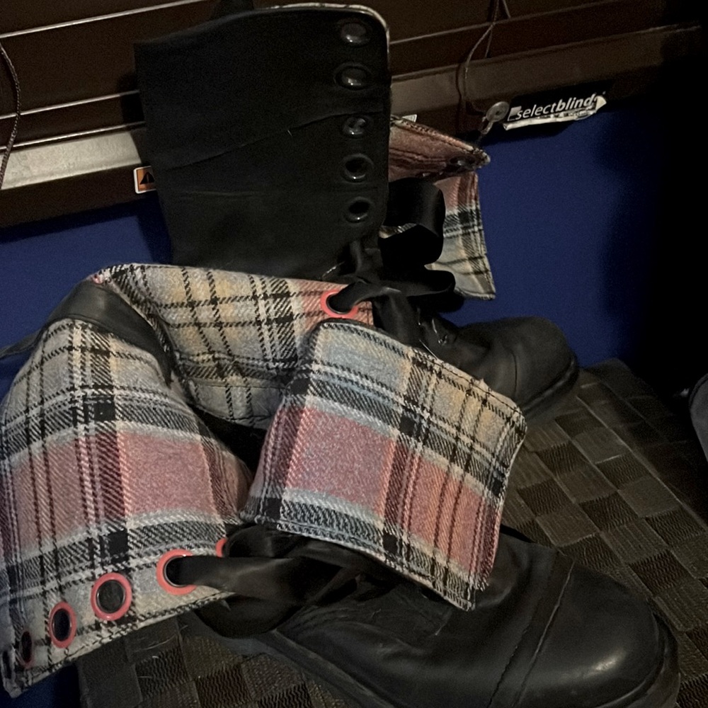 COPY - Doc martin leather boots, silk laces, fold down with plaid flannel insid…